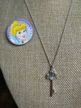 ❤️Cinderella Bundle Princess Blue Swarovski Key Pendant Necklace & Button Badge
